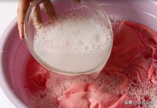 消毒水洗衣服上的黄渍怎么去除,衣服发黄了用什么洗才能去黄