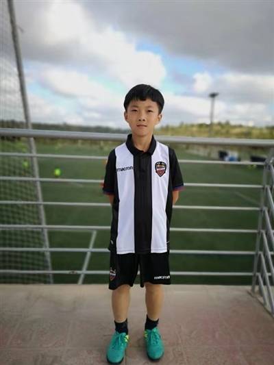 成都9岁孩子，被西甲球队选中，可是父母却犯难了