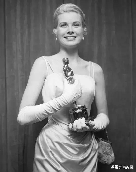 ladygaga安妮海瑟薇,安妮海瑟薇prada红毯