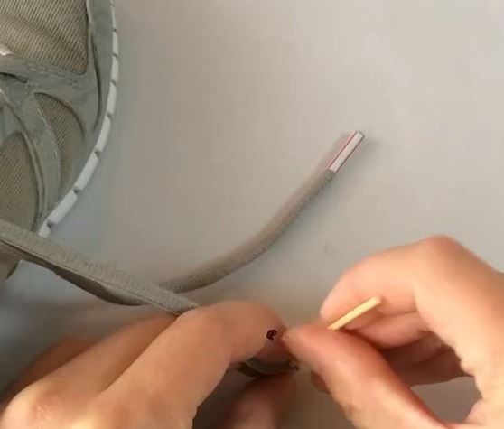 鞋带头上的塑料管掉了怎么修复,鞋带鞋头怎么修复