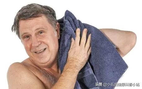 老人身上有味道是因为不洗澡吗,老年人身体的老人味消失了好吗