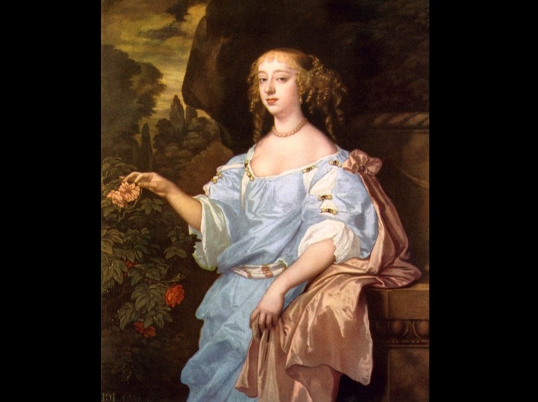 张馨予的露脐装照,张馨予晒近照穿着宽松花式遮肚