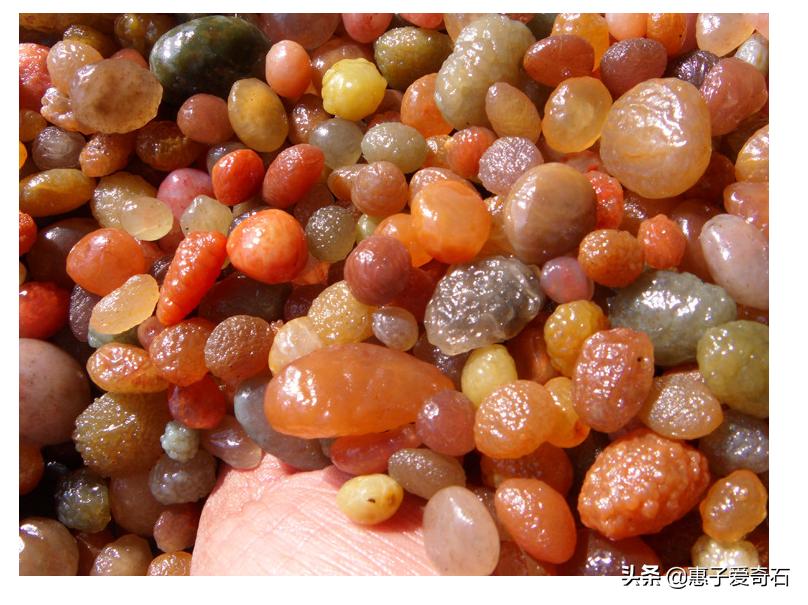 疆内观赏石,高价成交顶级带洞奇石