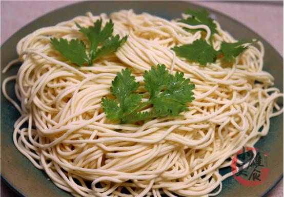 煮面条过冷水煮法,煮面条时开水下锅小窍门面条劲道