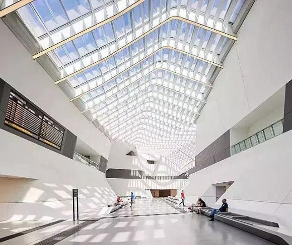 “世界有360度，我们为什么只坚持一个方向？”