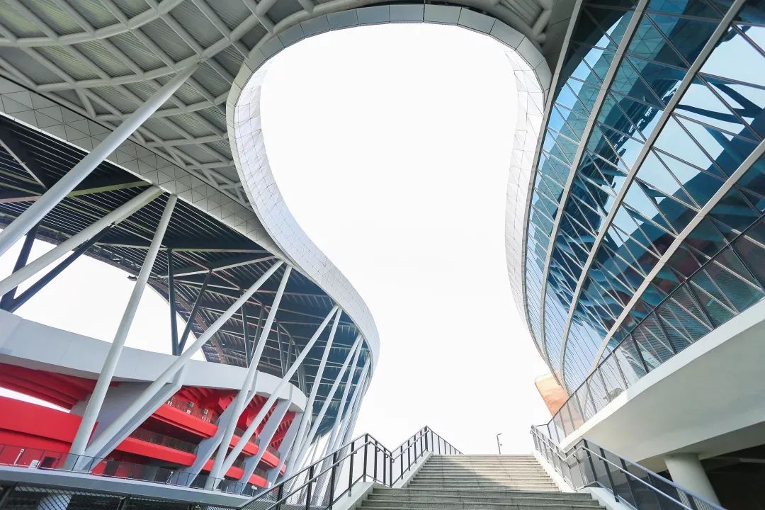 全域旅游星空屋顶“砚生水墨”.来肇庆新区体育中心领略现代美学