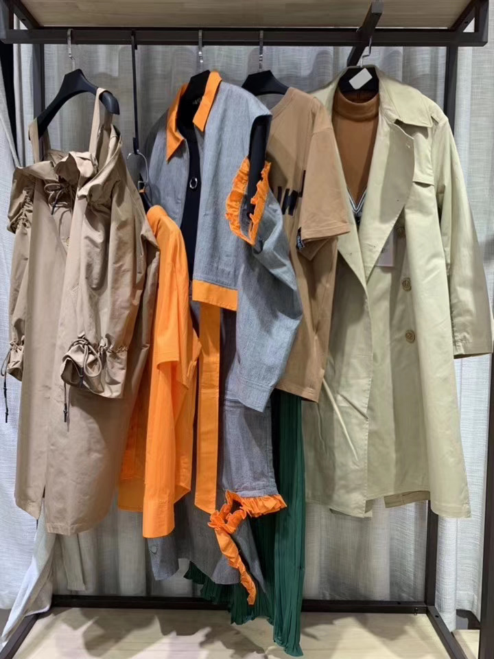 品牌女装尾货折扣批发与加盟,品牌折扣女装店进货价