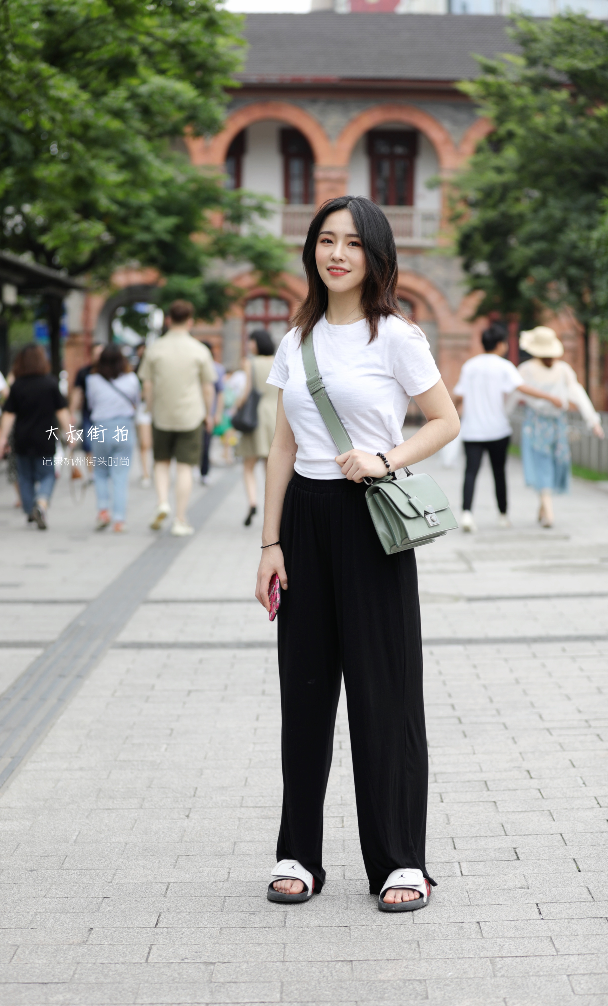 大叔街拍三亚姐妹,街拍40多岁大叔型身材穿搭