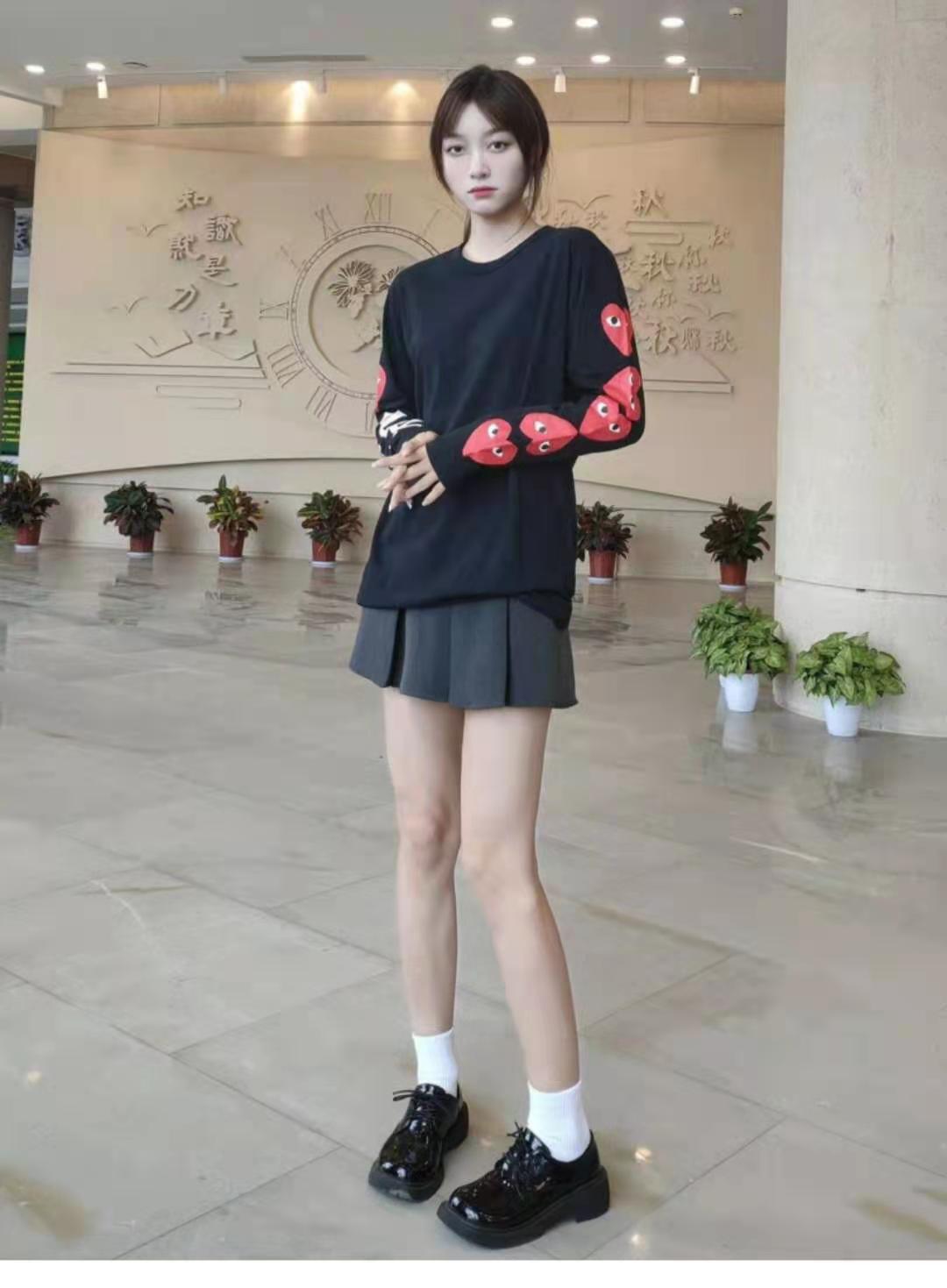 初秋穿搭卫衣真的是初秋必备啦,秋天的时髦搭配有卫衣就够了