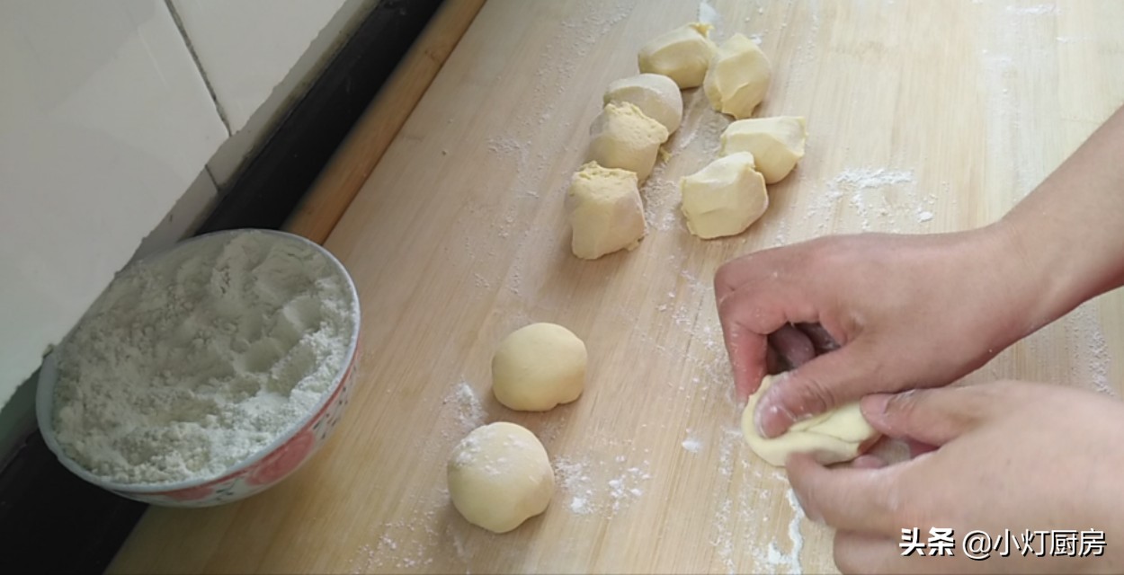 1斤玉米面发糕怎么做,1碗玉米面里加2个鸡蛋