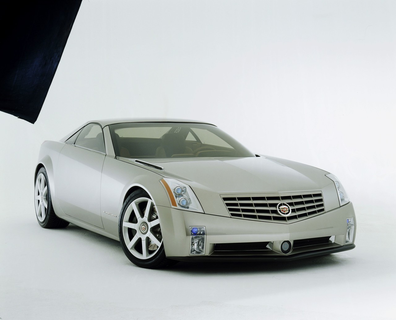 麦穗环绕车标的凯迪拉克是哪一款,老款立标凯迪拉克