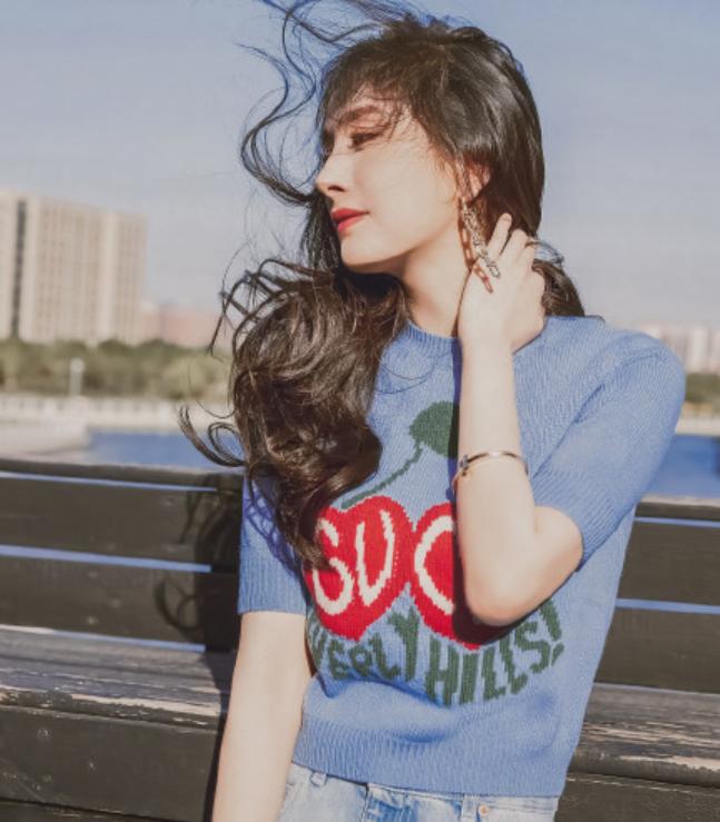 杨幂时尚超标!上裹冬衣露脐戴厚棉帽,下穿热裤大秀神仙漫画腿