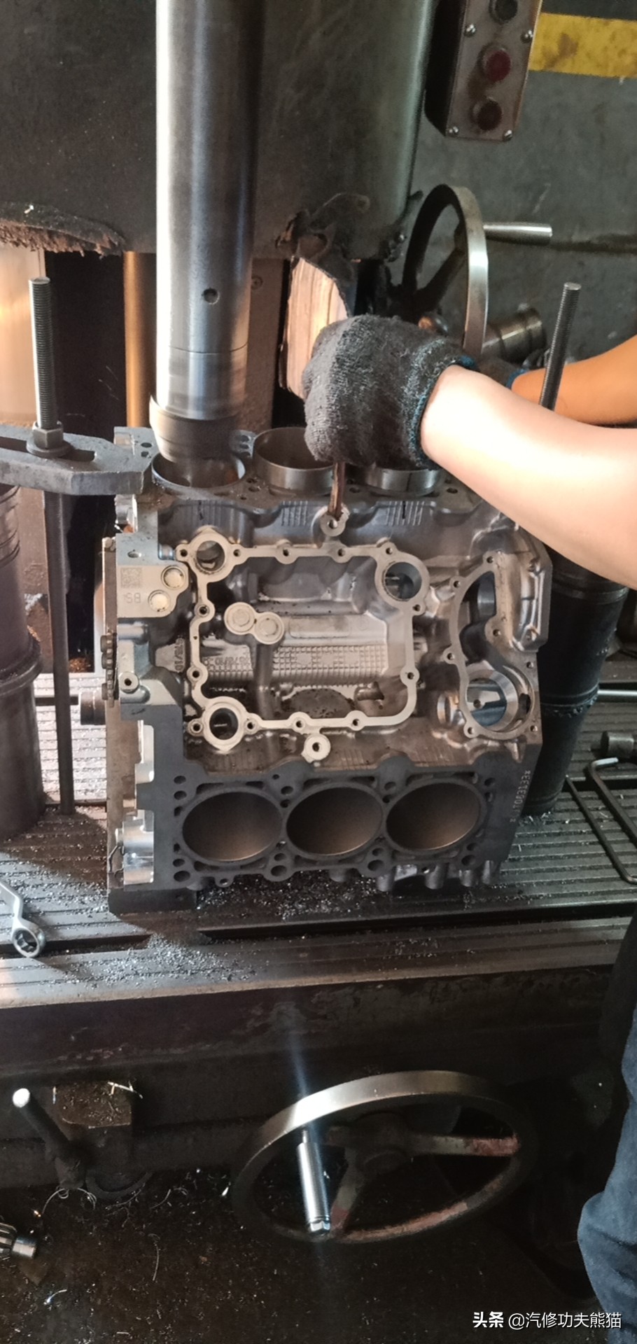 新款大众途锐烧机油吗,百万豪车为什么还烧机油