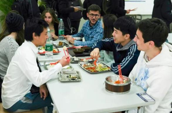 为啥大学食堂饭菜那么“便宜”？不怕“亏”吗？这4点原因很现实