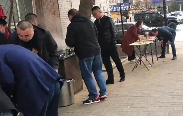 沧州大姐卖重口早餐,20多年仍是破烂小摊,客人都站着吃,味道好