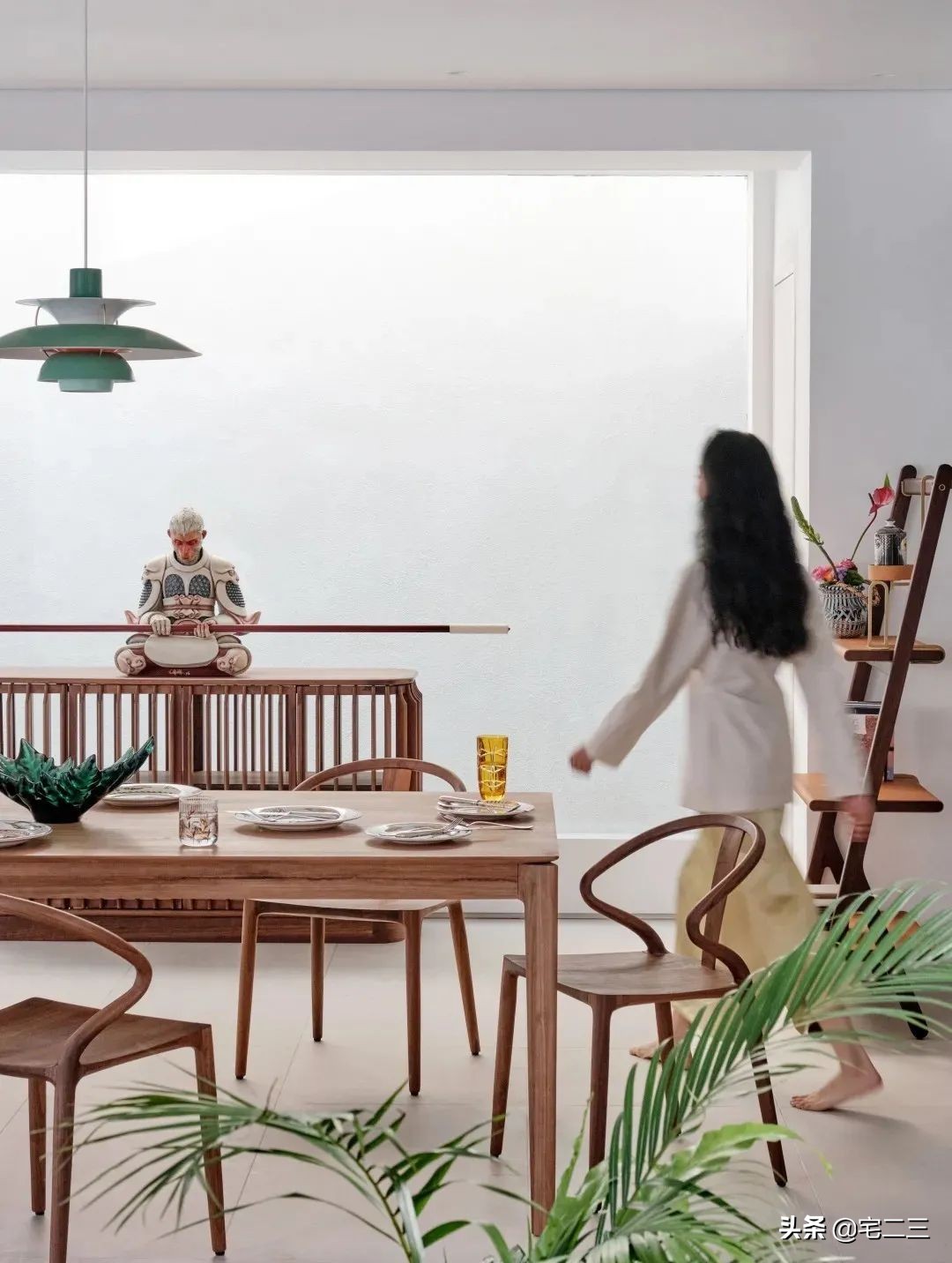 从KAWS、村上隆到草间弥生，为什么潮玩艺术也进军家居界了？