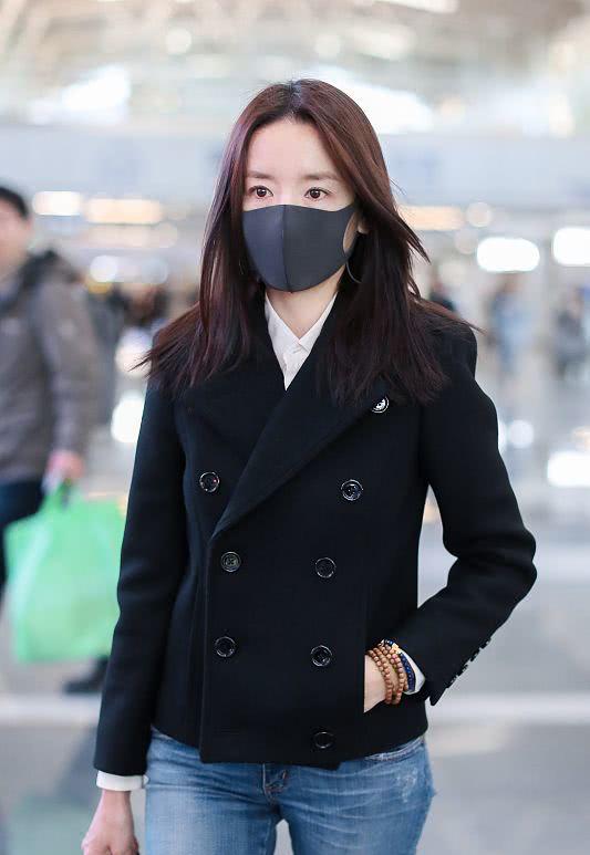 董洁皮毛一体外套,董洁蓝色光滑亮丽的外套