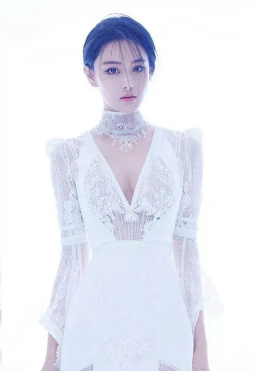 33岁张馨予归来仍是美少女薄纱连衣裙惊艳沙漏身材从未变