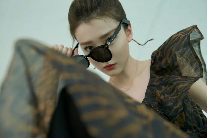 乔欣富二代吗,乔欣穿裸色长裙