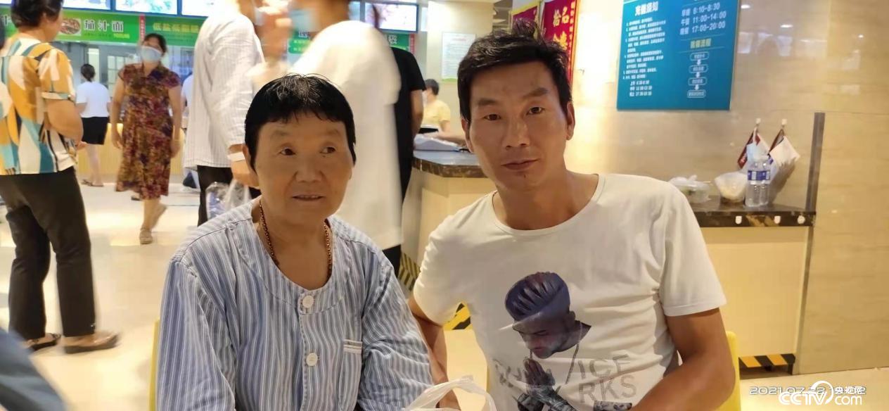 郑州遭遇特大暴雨冲走人视频,郑州曾被暴雨击中的24小时