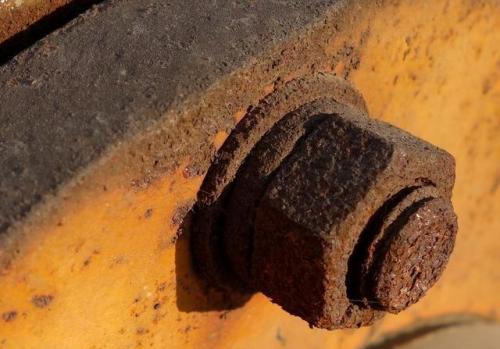 生锈螺丝拧不下来妙招用汽油,如何拧动锈住的螺丝