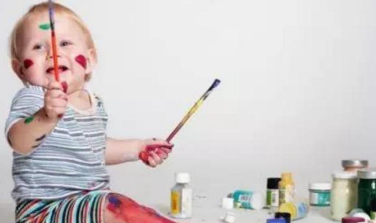 我只有两岁，是个刚拿笔乱画的娃，网友：起手的圆够我学3年