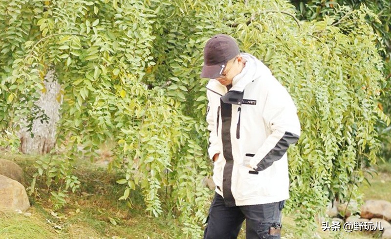 冲锋衣三合一discovery,贝爷穿的户外冲锋衣什么品牌