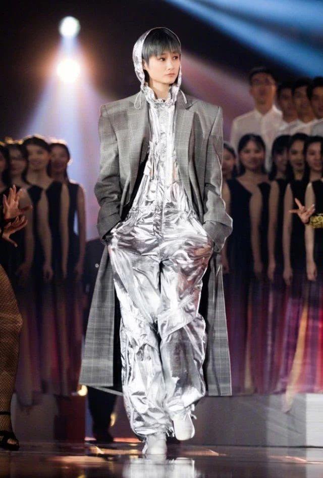 方脸女生适合的穿搭,方脸大骨架女生适合走的风格