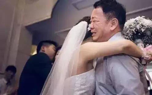 邓超为女儿做滑雪鞋，发微博却遭网友“嘲笑”，称“实力坑娃”