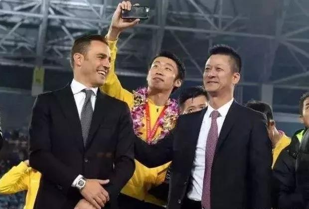 束昱辉出来了还会搞足球吗,束昱辉没有钱不要玩足球