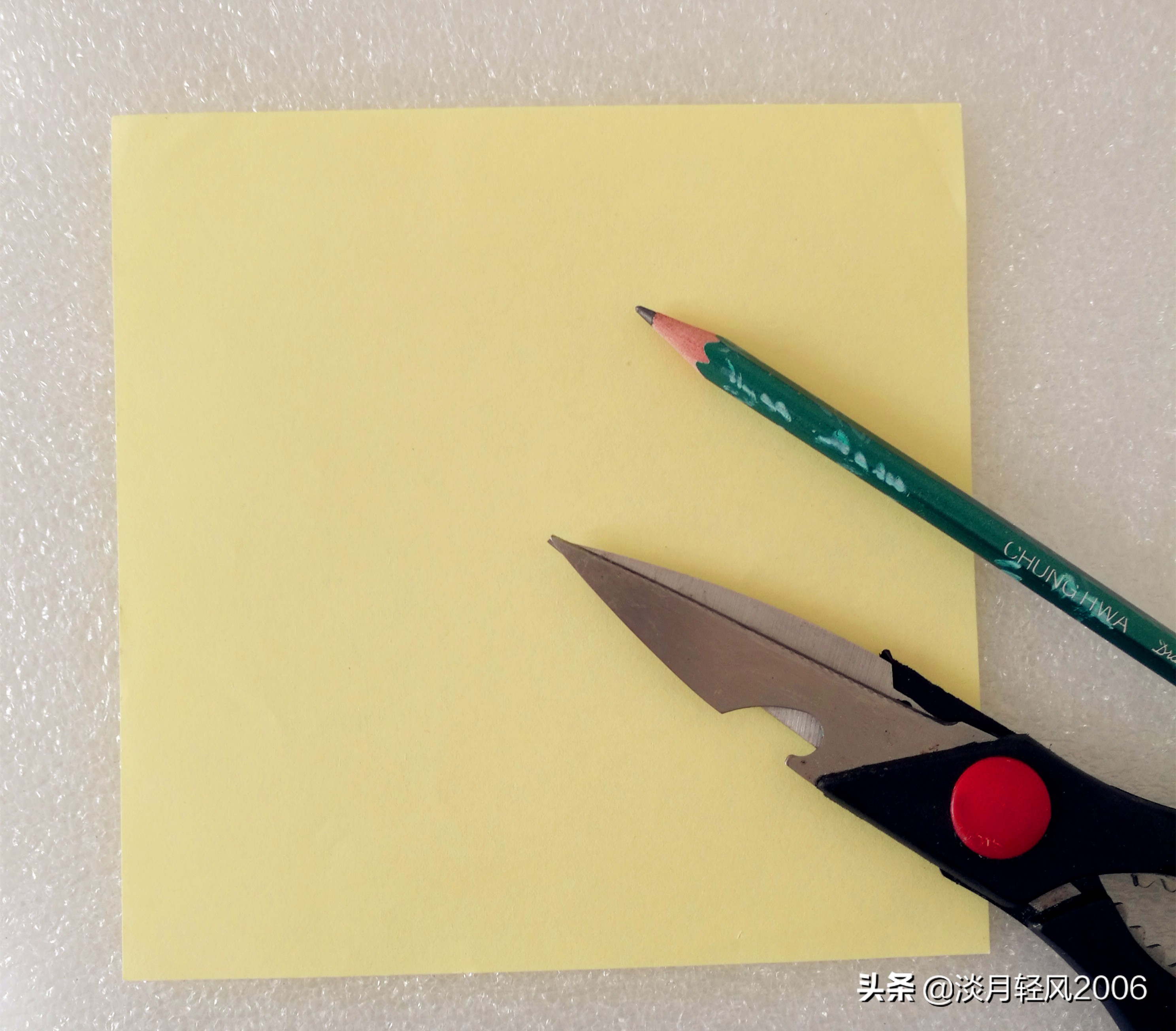 用彩纸制作出一只可爱的小鱼,橡皮泥做的小鱼放彩纸上怎么做