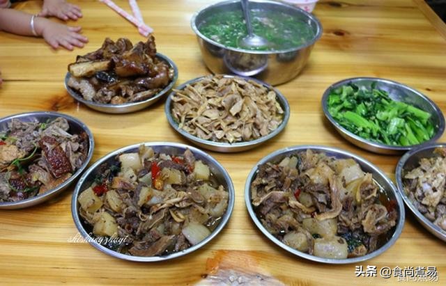 去乡下的婶婶家摘水果，堂哥下厨做了一桌客家菜，撑到打饱嗝