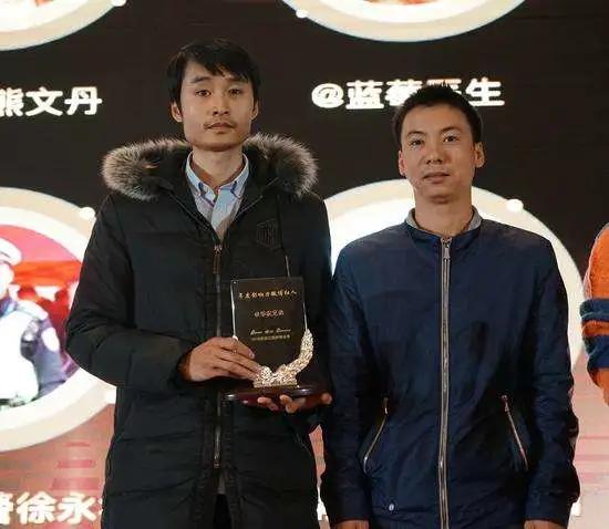 别骂了！靠放屁，抠鼻，舔葱走红的“郭老师”，其实挺可怜的