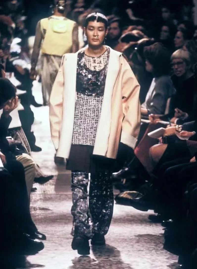 快成主流的“亚逼”，是一个___词？