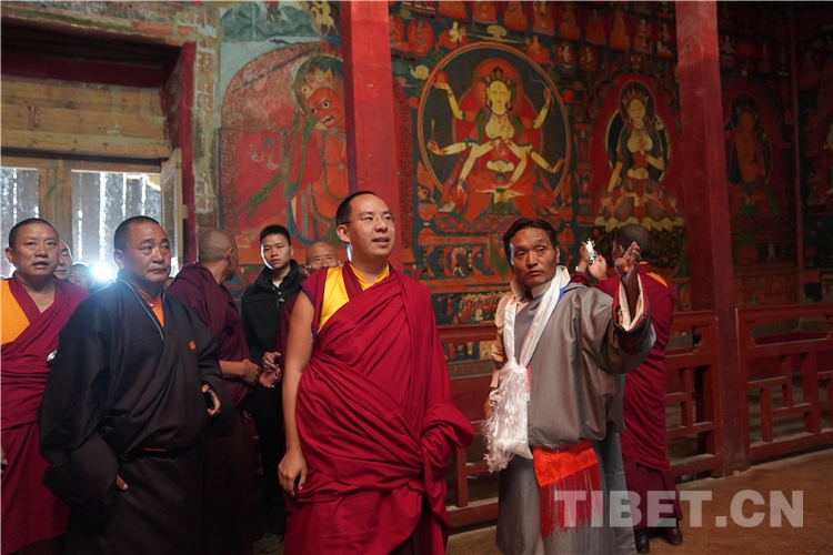 十一世班禅在托林寺为信教群众举行长寿灌顶法会