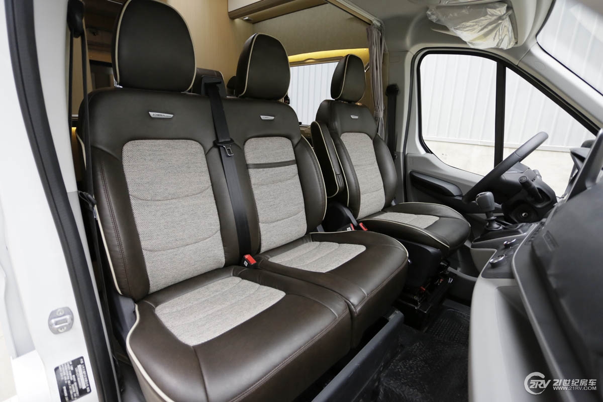 25万大通v90七座,大通v90自动挡5.95米长轴高顶房车