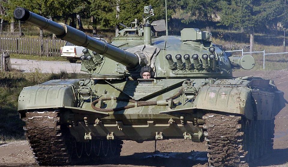 苏俄在50年代和南斯拉夫关系缓和以后，都向其提供了哪些*器武**？