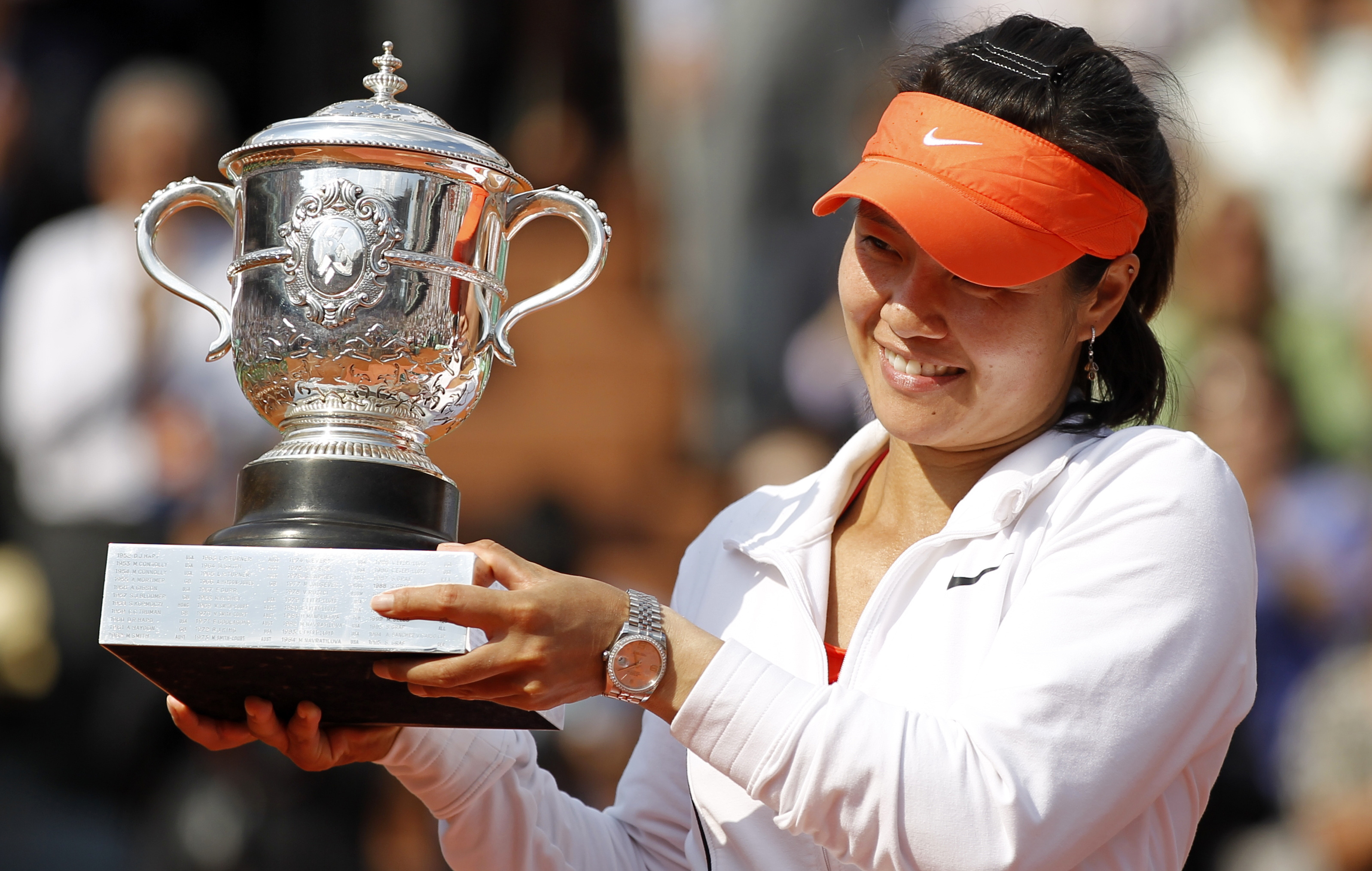 李娜传奇故事,网球选手李娜的成长历程