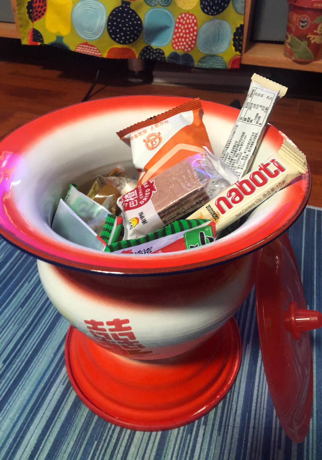 中国传统红双喜痰盂,50年前流行的痰盂