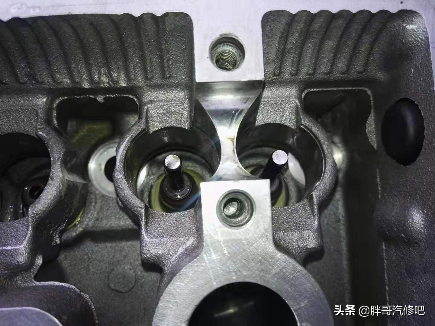 五菱宏光1.2机油少咋回事啊,五菱宏光1.2发动机机油孔在哪里