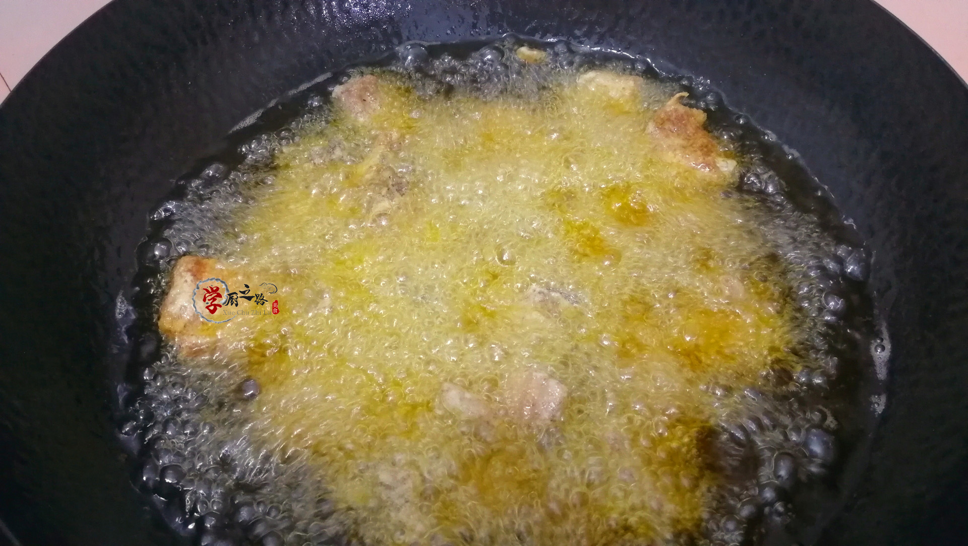 糖醋排骨干硬不脱骨？看大厨如何操作，干香肉嫩脱骨入味有诀窍