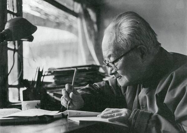 沈从文的后半生:经历过自杀、绝望、被下放,最后写出了*物文**巨著