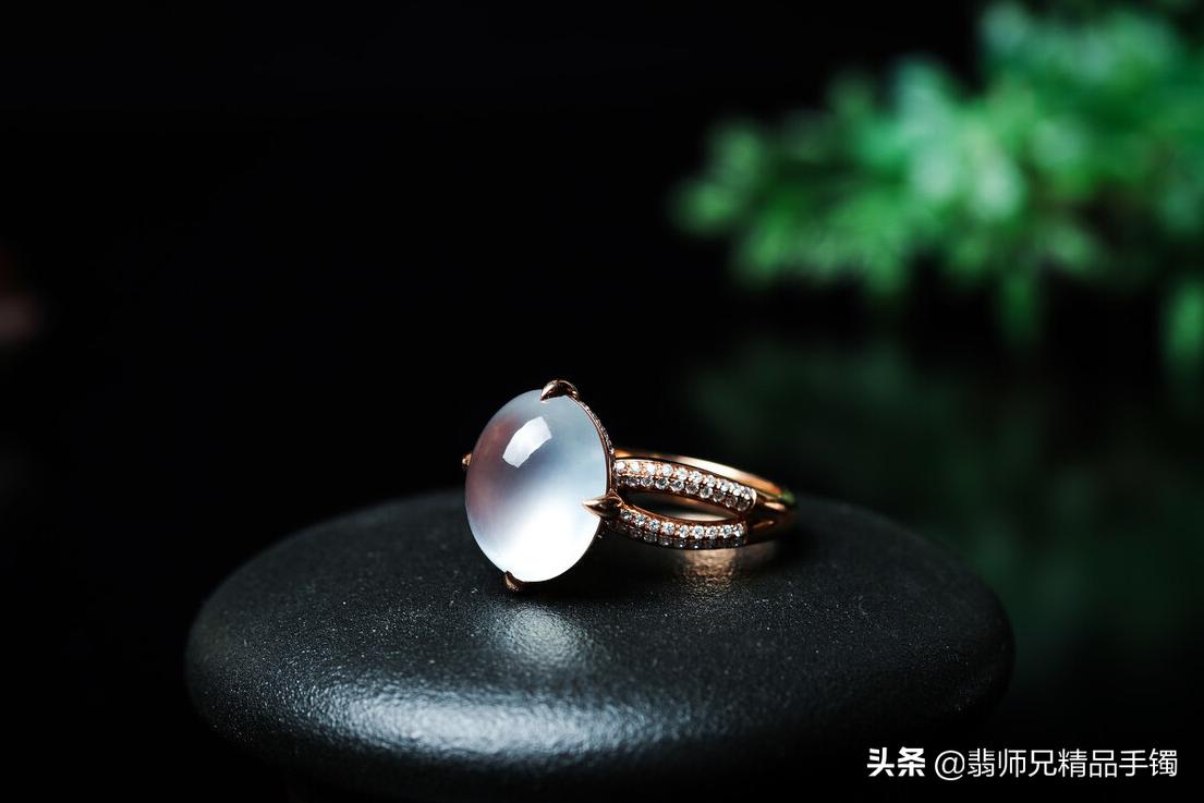 来看看翡翠戒指佩戴在不同手指上的含义