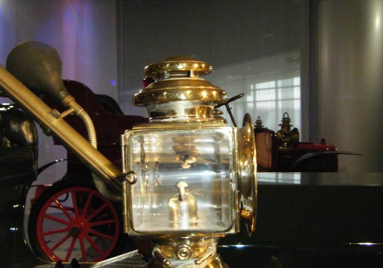 1分钟带你了解各种车灯的区别,涨知识聊一聊汽车车灯的发展史