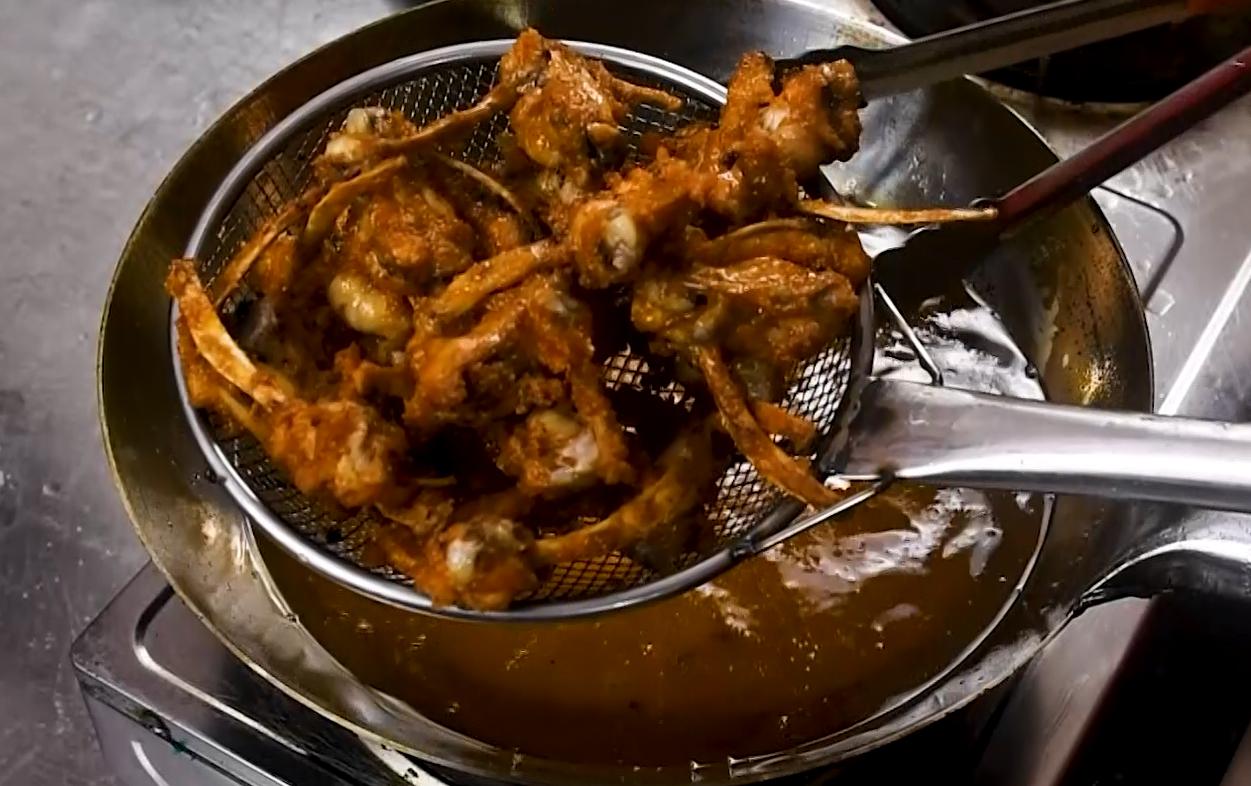 地摊鸡叉骨的炸制方法,正宗酥脆鸡叉骨制作教程