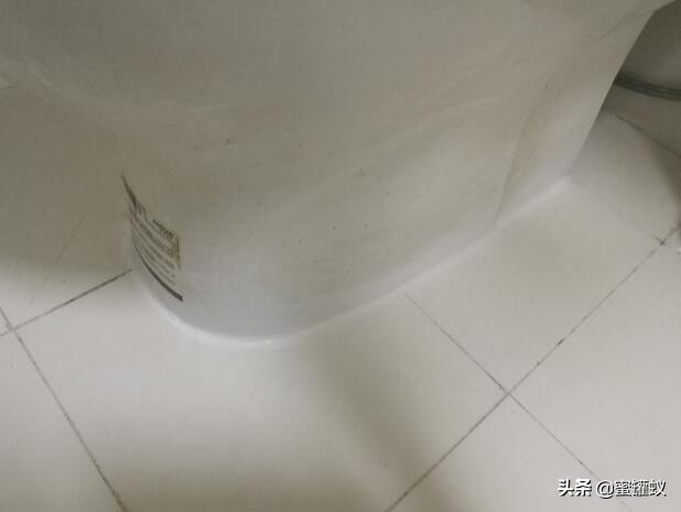马桶底座脏漏水维修视频教程,马桶一冲水底座就漏水怎么办