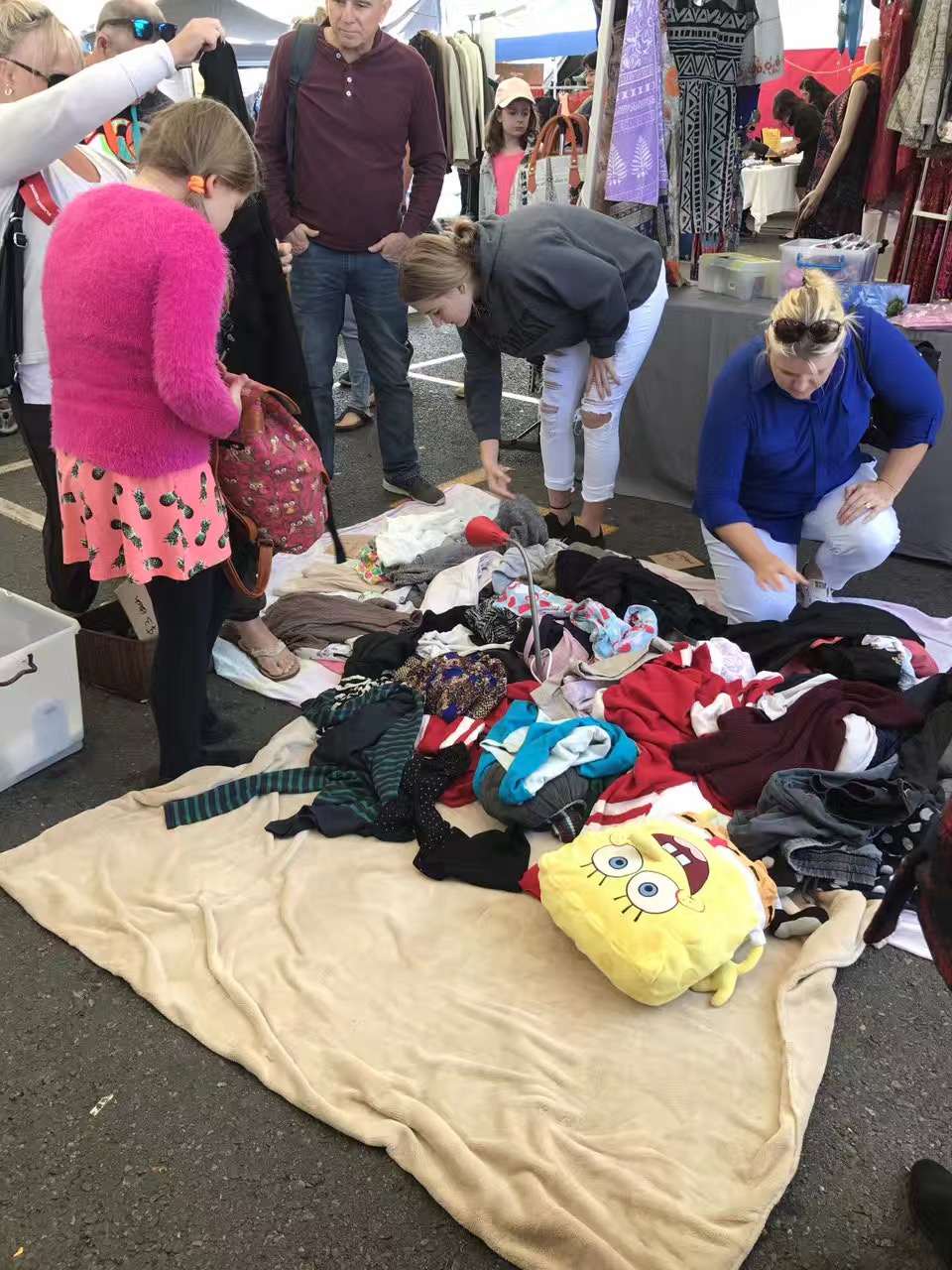 在澳洲摆地摊卖旧衣服赚钱吗,跳蚤市场澳洲