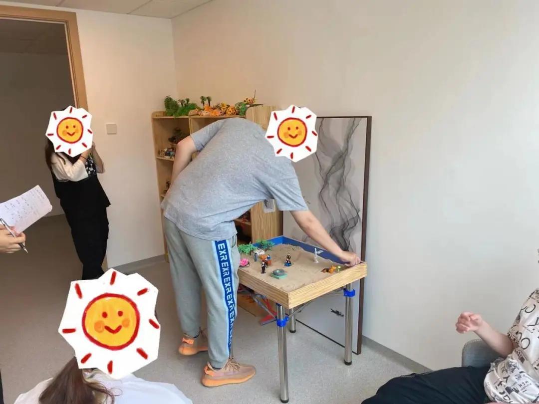 一沙一世界,团体沙盘治疗——日间康复营纪实