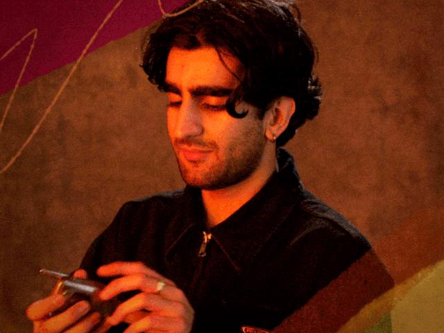 “玩手机”不是playthephone,老外听到要笑歪了