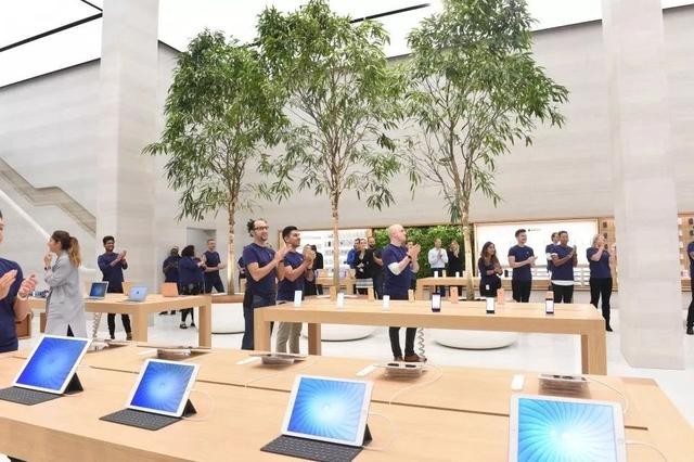 她曾是苹果最有权势的女人，称为库克的接班人，被开除后怎样了